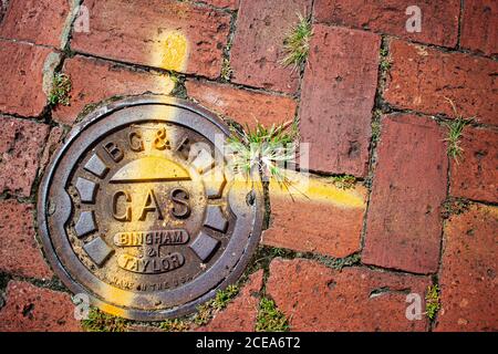 Annapolis, MD 08/21/2020: Nahaufnahme einer Schachtabdeckung der Baltimore Gas and Electric Company. Die robuste Metallabdeckung befindet sich auf einem Stockfoto