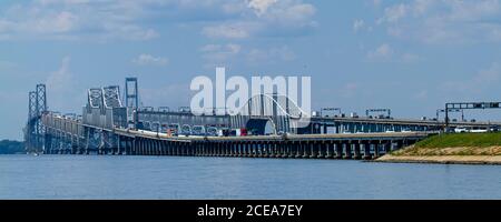 Ein Tagesbild mit Weitwinkel, das den Hauptverkehrsverkehr auf der Chesapeake Bay Bridge zeigt. Es verfügt über eine detaillierte Ansicht der Brücke mit Säulen und suspensio Stockfoto