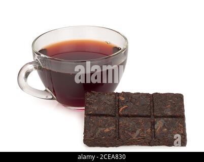 Die Tasse des chinesischen pu-erh-Tees, fünf Jahre alter pu-erh-Tee auf weißem Hintergrund Stockfoto