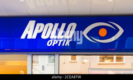 Waldecker Land, DEUTSCHLAND - 2019-07-16 APOLLO Optik Logo auf einer Fassade im WALDECKER LAND. APOLLO - Optik ist ein deutsches Optikunternehmen mit Fokus auf Retail EY Stockfoto