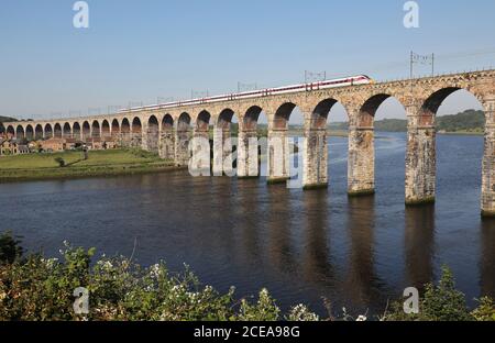 Ein LNER Azuma fährt über die Royal Border Bridge bei Berwick upon Tweed. Stockfoto