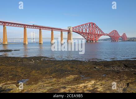 Ein Intercity7 HST fährt über die Forth Bridge auf einem Aberdeen-nach-Edinburgh-Service. Stockfoto