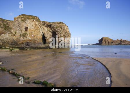 Spektakulärer Perrantport Arch Rock - ein Loch in der Klippe durch Erosion (Cornwall, UK) Stockfoto