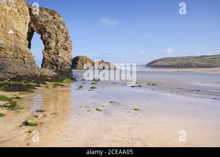 Spektakulärer Perrantport Arch Rock - ein Loch in der Klippe durch Erosion (Cornwall, UK) Stockfoto