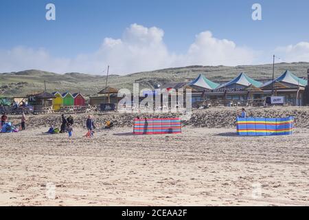 Malerischer Perrantporth Strand während der Sommersaison - Cornwall, Großbritannien Stockfoto
