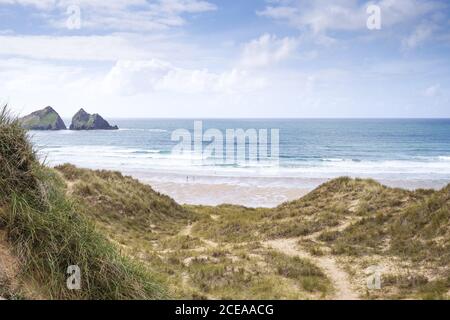 Landschaftlich schöne Holywell Bay mit den Zwillingsinsel Gull Rocks im Hintergrund - Cornwall, Großbritannien Stockfoto