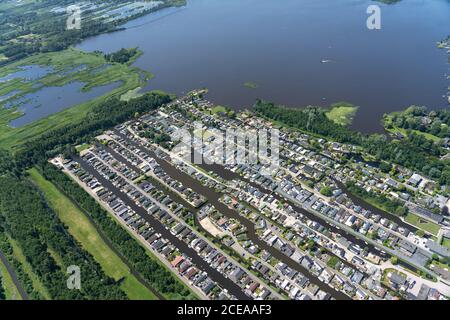 Die Niederlande von oben mit grünen Feldern, Flüssen und Häusern auf dem Wasser Stockfoto