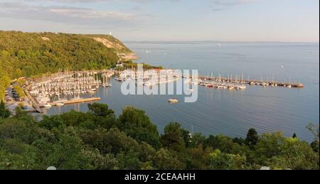 Panoramablick auf die Bucht von Sistiana, an der Küste in der Nähe von Triest, Italien, im Hochsommer am frühen Abend Stockfoto