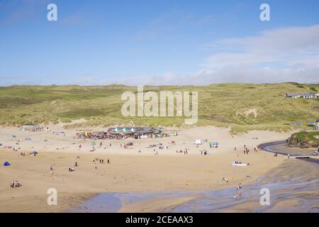 Malerischer Perrantporth Strand während der Sommersaison - Cornwall, Großbritannien Stockfoto