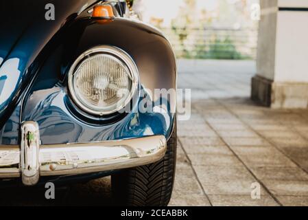 Schönen blauen vintage Automobile in der Nähe von Spalte auf der Straße Stockfoto