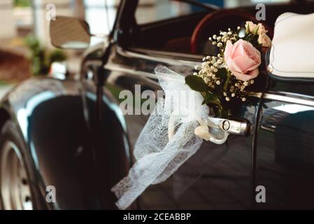 Blume auf dem Griff der retro Auto Stockfoto