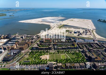 Die Entwicklung in der Nähe der IJ in Amsterdam in den Niederlanden aus der Luft. Stockfoto