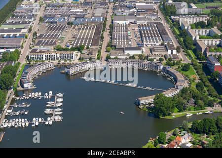 Die Niederlande von oben mit grünen Feldern, Flüssen und Häusern auf dem Wasser Stockfoto