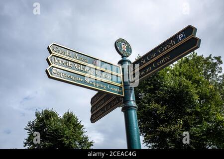 Kunstvoll ausgeschildertes Schild mit Wegbeschreibungen zu den Touristenattraktionen in der englischen Stadt York, Großbritannien Stockfoto