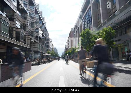 Berlin, Deutschland. August 2020. Radfahrer sind auf der autofreien Friedrichstraße. Auf einem 500 Meter langen Abschnitt zwischen französischer Straße und Leipziger Straße sind Autos bis Ende Januar fünf Monate lang tabu. Der vier Meter breite Radweg verursacht Unverständnis bei einigen Menschen. Diese Maßnahme soll ihre Attraktivität als Einkaufsstraße und Promenade erhöhen. Quelle: Jörg Carstensen/dpa/Alamy Live News Stockfoto