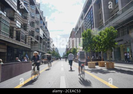 Berlin, Deutschland. August 2020. Radfahrer sind auf der autofreien Friedrichstraße. Auf einem 500 Meter langen Abschnitt zwischen französischer Straße und Leipziger Straße sind Autos bis Ende Januar fünf Monate lang tabu. Der vier Meter breite Radweg verursacht Unverständnis bei einigen Menschen. Diese Maßnahme soll ihre Attraktivität als Einkaufsstraße und Promenade erhöhen. Quelle: Jörg Carstensen/dpa/Alamy Live News Stockfoto