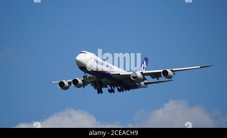 Nippon Cargo Boeing 747-8F bereitet sich auf die Landung am Chicago O'Hare International Airport vor. Die Registrierung des Flugzeugs ist JAI8KZ. Stockfoto