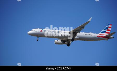 American Airlines Airbus A321 bereitet sich auf die Landung am Chicago O'Hare International Airport vor. Die Registrierung des Flugzeugs ist N163AA. Stockfoto