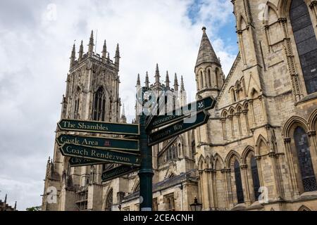 Blick auf York Minster mit kunstvollen Point of Interest Zeichen im Vordergrund auf Minster Yard, York, Yorkshire UK Stockfoto