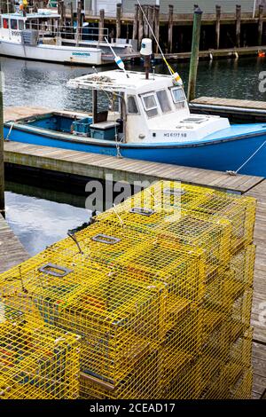 Ein Fischerboot und Hummertöpfe in Gloucester Harbour, MA Stockfoto