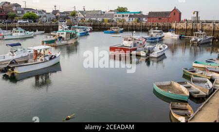 Fischerboote in Rockport, MA Hafen mit dem berühmten Motiv # 1 im Hintergrund Stockfoto