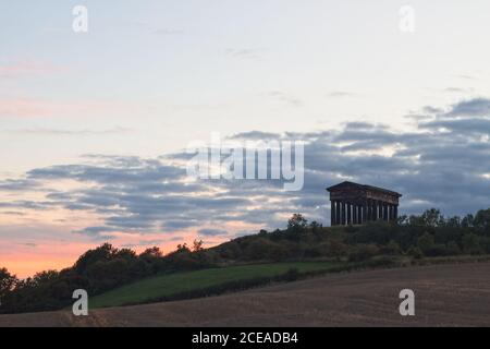 Das Wahrzeichen Earl of Durham Monument steht auf einem Hügel in der Nähe von Penshaw in der Grafschaft Durham. Aufnahme in der Dämmerung. Stockfoto