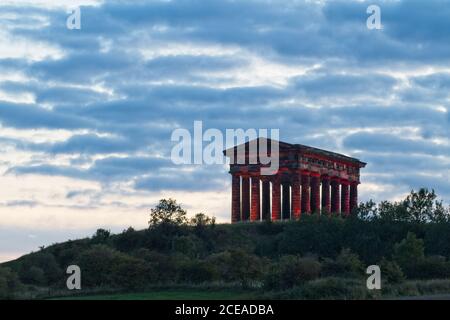 Das Wahrzeichen Earl of Durham Monument steht auf einem Hügel in der Nähe von Penshaw in der Grafschaft Durham. Aufnahme in der Dämmerung. Stockfoto