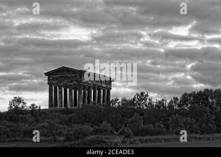 Das Wahrzeichen Earl of Durham Monument steht auf einem Hügel in der Nähe von Penshaw in der Grafschaft Durham. Aufnahme in der Dämmerung. Stockfoto