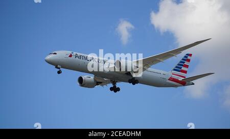 American Airlines Boeing 787 Dreamliner bereitet sich auf die Landung am Chicago O'Hare International Airport vor. Die Registrierung des Flugzeugs ist N823AN. Stockfoto