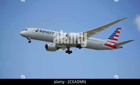 American Airlines Boeing 787 Dreamliner bereitet sich auf die Landung am Chicago O'Hare International Airport vor. Die Registrierung des Flugzeugs ist N823AN. Stockfoto