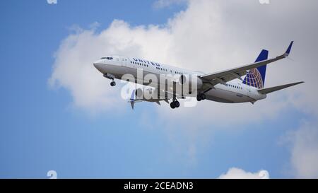 United Airlines Boeing 737-924 bereitet sich auf die Landung am Chicago O'Hare International Airport vor. Die Registrierungsnummer des Flugzeugs lautet N66837. Stockfoto