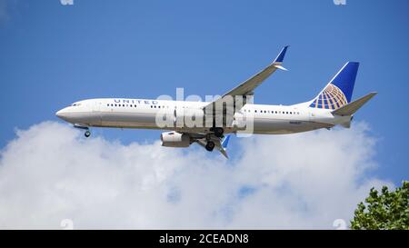 United Airlines Boeing 737-924 bereitet sich auf die Landung am Chicago O'Hare International Airport vor. Die Registrierungsnummer des Flugzeugs lautet N66837. Stockfoto