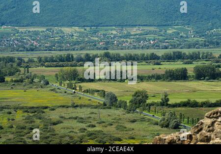 Schöne Aussicht von der Burg Szigliget auf die ungarische Landschaft, die Berge von Badacsony im Sommer. Stockfoto