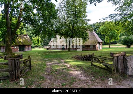 Das Dorf Wilseder, alte Bauernhöfe, im Naturschutzgebiet Lüneburger Heide, Niedersachsen, Deutschland Stockfoto