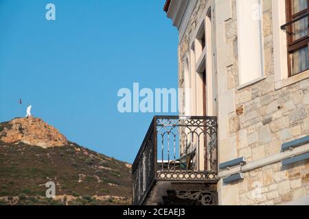 Atatürk und türkische Flagge Silhouette Blick und alten rustikalen Balkon In Foca Izmir Stockfoto