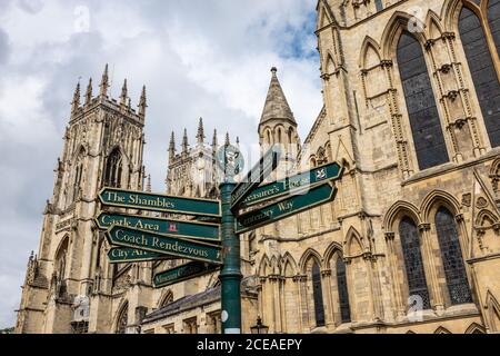 Blick auf York Minster mit kunstvollen Point of Interest Zeichen im Vordergrund auf Minster Yard, York, Yorkshire UK Stockfoto