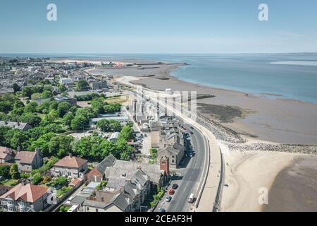 Bei Ebbe schießen Drohnen über die Küstenstadt an der Irischen See. Morecambe in Großbritannien Stockfoto