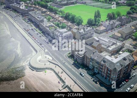Drohnen schießen über die Küstenstadt an der Irischen See an sonnigen Tagen. Morecambe in Großbritannien Stockfoto
