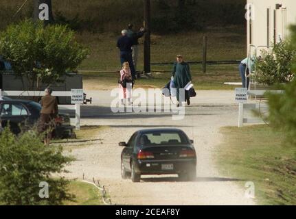 Luling, TX 3. Juni 2008: Eltern von FLDS-Sektenkindern, die vom Staat Texas gehalten werden, kommen auf der Baptist Children's Youth Ranch außerhalb dieser Einrichtung im Gonzales County an, um ihre Kinder abzuholen, die am vergangenen Freitag auf gerichtliche Anordnung freigelassen wurden. ©Bob Daemmrich Stockfoto