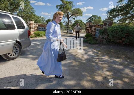 Luling, TX 2. Juni 2008: Nicht identifiziertes jugendliches Mitglied der FLDS-Polygamesekte verlässt das Baptist Children's Home im Südosten von Texas mit ihrer Familie, nachdem der Oberste Gerichtshof in Texas letzte Woche entschieden hatte, dass die Kinder der Schule rechtswidrig vom Staat festgehalten wurden. ©Bob Daemmrich Stockfoto