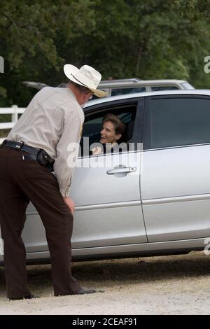 Luling, TX 3. Juni 2008: Gonzales County Deputy Bobby Hand Gespräche mit der Mutter eines FLDS Sekte Kind vom Staat Texas gehalten Ankunft am frühen Dienstagmorgen auf der Baptist Children's Youth Ranch außerhalb dieser Gonzales County Anlage, um ihre Kinder durch Gerichtsbeschluss am vergangenen Freitag freigelassen abholen. ©Bob Daemmrich/ Stockfoto