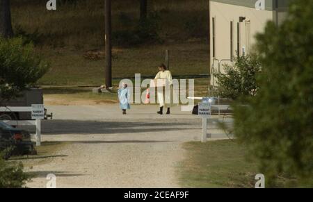 Luling, TX 3. Juni 2008: Eine Frau, die einer polygamistischen FLDS-Sekte angehört, kommt auf der Baptist Children's Youth Ranch an, um ihre Tochter abzuholen, die von texanischen Beamten bis zur Freilassung auf gerichtliche Anordnung am vergangenen Freitag in Haft gehalten wurde. Die Kinder wurden nach Anschuldigungen von Kindesmissbrauch durch Sektenmitglieder aus ihren Häusern entfernt. ©Bob Daemmrich Stockfoto