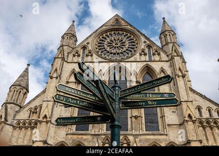 Blick auf York Minster mit kunstvollen Point of Interest Zeichen im Vordergrund auf Minster Yard, York, Yorkshire UK Stockfoto