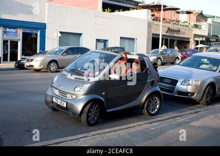 Austin, TX 8. Mai 2008: Ein Smart Car steht auf der West Sixth Street in der Innenstadt von Austin. Rekordhohe Gaspreise haben Pendler auf der Suche nach alternativen Verkehrsmitteln zu traditionellen Autos. ©Bob Daemmrich Stockfoto