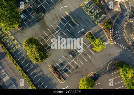 Blick von oben auf den leeren Parkplatz in Großbritannien Stockfoto