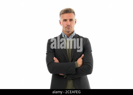 Schöner Mann hat graues Haar gepflegt. Reifer Kerl isoliert auf weißem Hintergrund. Herbst Casual Mode. Männliche Mode und Schönheit. express Vertrauen. Erfolgreicher Mann kreuzte Hände. Stockfoto