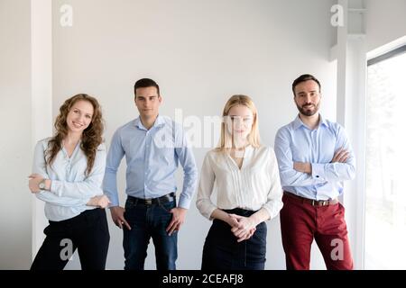 Nur wenige Paar fröhliche elegante Mann und Frau im Lichtbüro Stockfoto