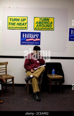 Austin, Texas, 16. Februar 2008: Freiwilliger nutzt sein Handy, um potenzielle Wähler während einer Telefonbankveranstaltung im texanischen Hauptquartier von Hillary Clinton for President anzurufen, die sich in einem leer stehenden, umgebauten Einzelhandelsgeschäft in Südaustin befindet. ©Bob Daemmrich Stockfoto