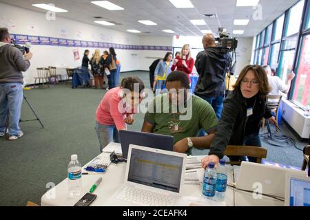 Austin, TX 16. Februar 2008: Freiwillige nutzen ihre Laptops, um bei einer Telefonbankveranstaltung auf Wählerdatenbanken zuzugreifen, um potenzielle Wähler im texanischen Hauptquartier von Hillary Clinton for President anzurufen, das sich in einem leer stehenden, umgebauten Einzelhandelsgeschäft in Südaustin befindet. ©Bob Daemmrich Stockfoto