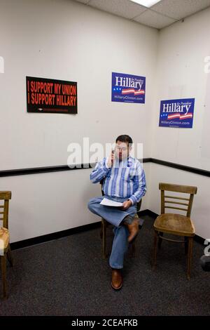 Austin, Texas, 16. Februar 2008: Freiwilliger nutzt sein Handy, um potenzielle Wähler während einer Telefonbankveranstaltung im texanischen Hauptquartier von Hillary Clinton for President anzurufen, die sich in einem leer stehenden, umgebauten Einzelhandelsgeschäft in Südaustin befindet. ©Bob Daemmrich Stockfoto